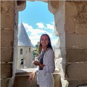 Profesora de clases de inglés, catalán, castellano, matemáticas... a alumnos de primaria